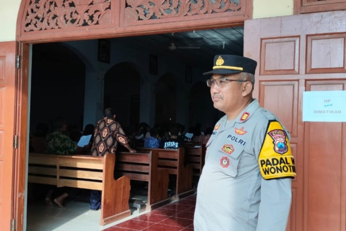 IMG-20250418-WA0002 Anggota Kepolisian Polres Blitar melakukan pengamanan di Gereja saat umat kristiani menjalankan ibadah Jumat Agung, Jumat (18/4/2025).