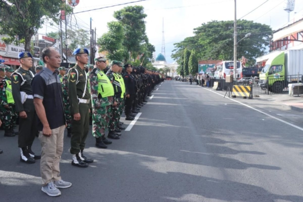 Caption: Petugas gabungan mengamankan pertandingan lanjutan sepak bola BRI Liga 1 antara Persik Kediri dan Persija Jakarta yang digelar di Stadion Supriadi, Kota Blitar, Sabtu (19/4/2025)