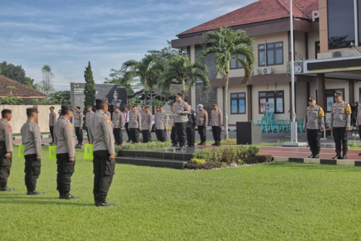 Caption: Kapolres Blitar, AKBP Arif Fazlurrahman memimpin apel pagi yang digelar di halaman Mapolres Blitar dalam rangka menjaga kedisiplinan dan kesiapsiagaan anggota, Senin (21/4/2025).