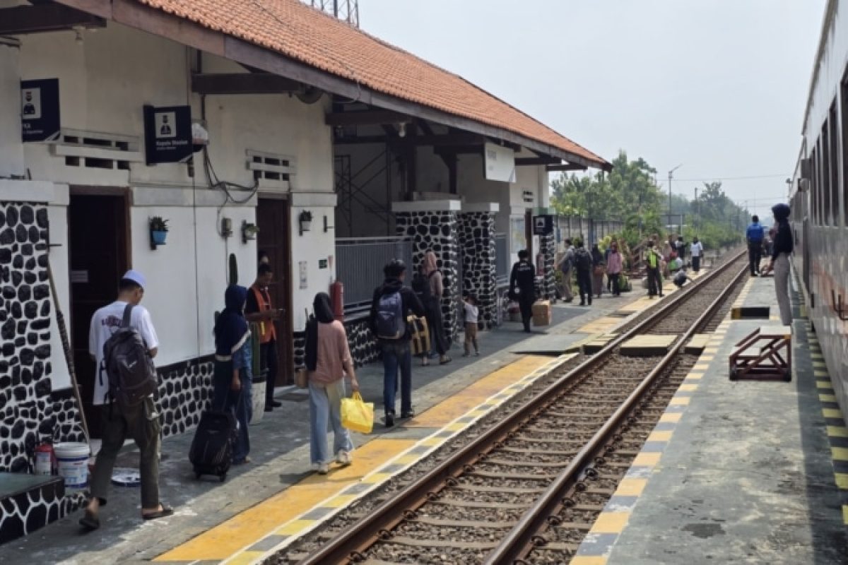Suasana Stasiun Papar, tempat ramai yang menjadi penghubung mobilitas warga dari berbagai wilayah dengan berbagai fasilitas yang terus berkembang. Suasana Stasiun Papar, tempat ramai yang menjadi penghubung mobilitas warga dari berbagai wilayah dengan berbagai fasilitas yang terus berkembang.