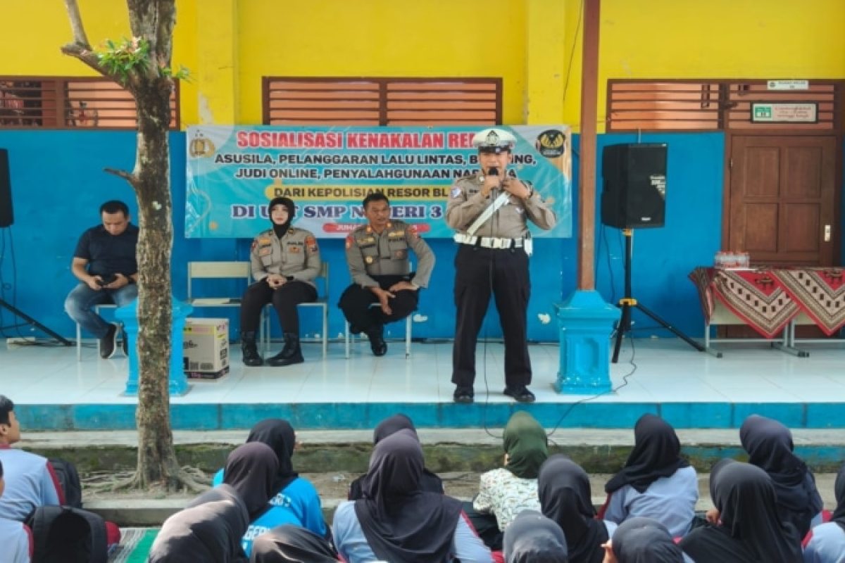 Jajaran Polres Blitar memberikan sosialisasi tentang dampak dari kenakalan remaja terhadap para siswa-siswi SMPN 3 Garum