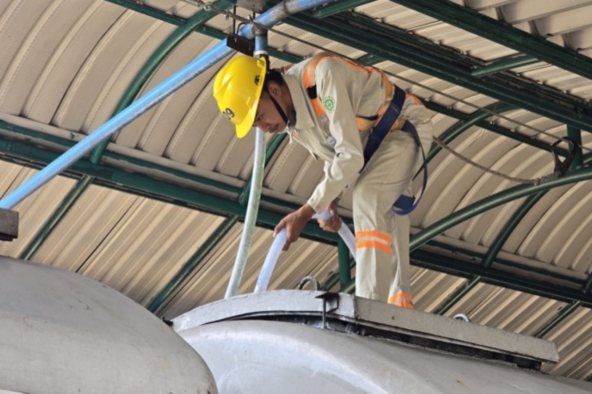 Petugas Daop 7 Madiun tengah memastikan pengisian air toilet kereta api berjalan lancar demi kenyamanan penumpang sepanjang perjalanan