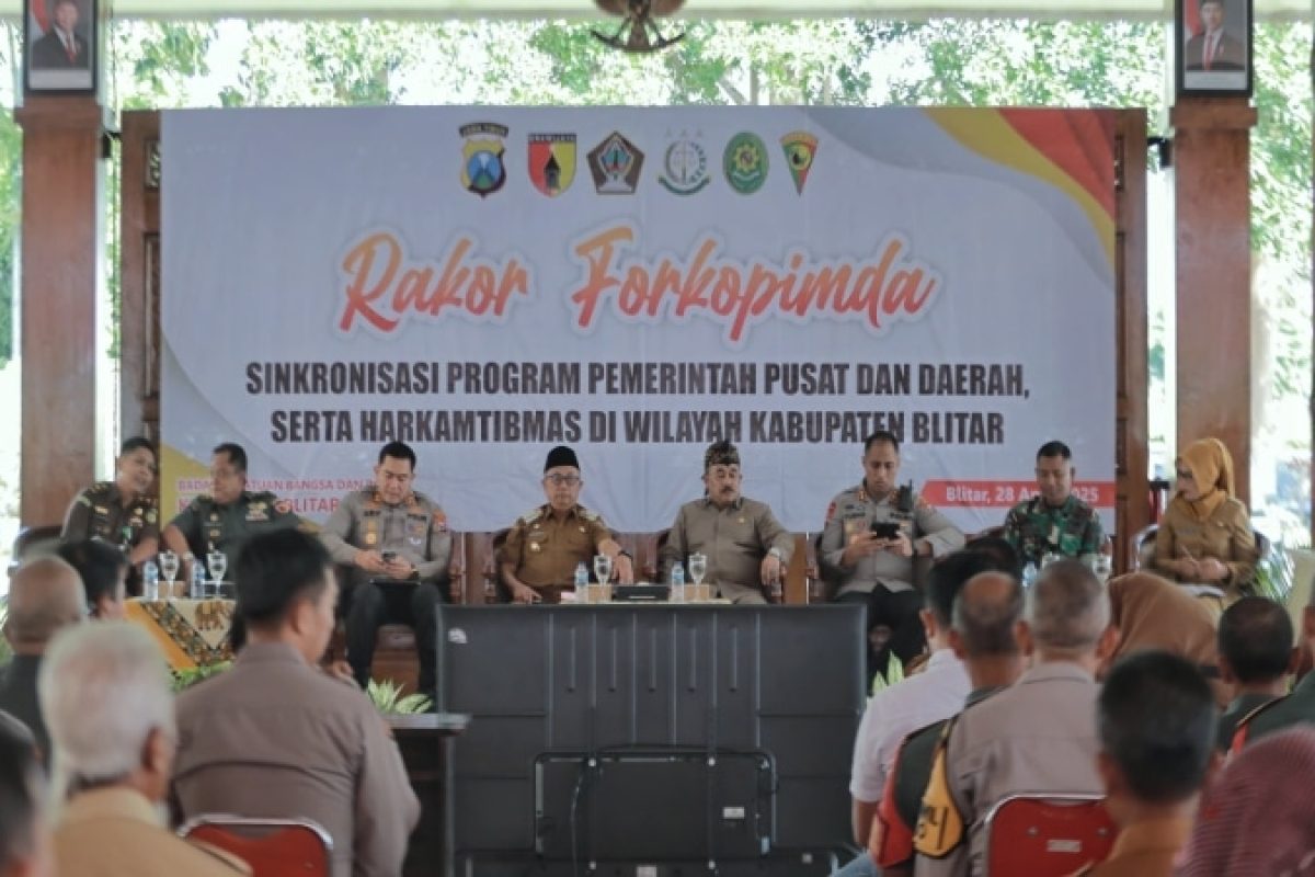 Bupati Blitar Rijanto memberikan arahan kepada personil Bhabinkamtibmas se-Kabupaten Blitar.