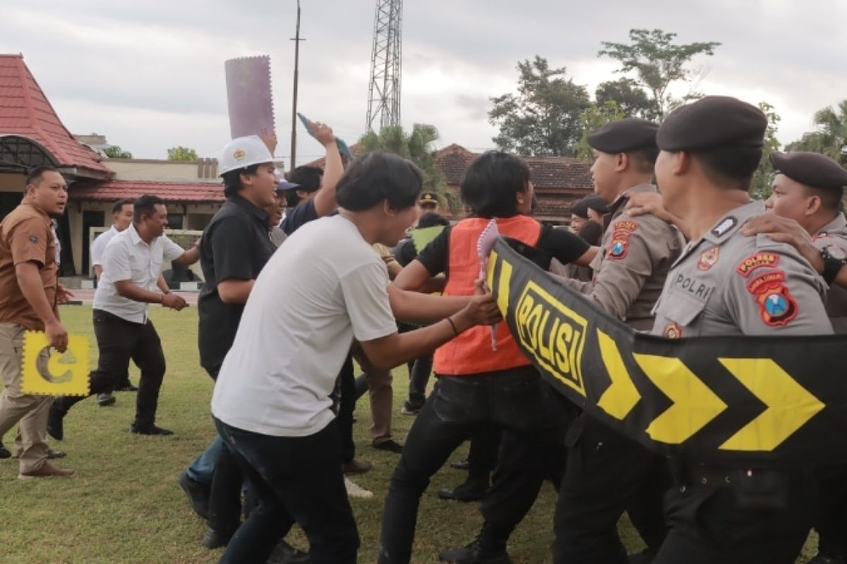 Personil Kepolisian Polres Blitar lakukan simulasi pengamanan unjuk rasa jelang peringatan Hari Buruh Internasional atau May Day yang jatuh pada 1 Mei di Halaman Mapolres setempat, Rabu (30/4/2025).