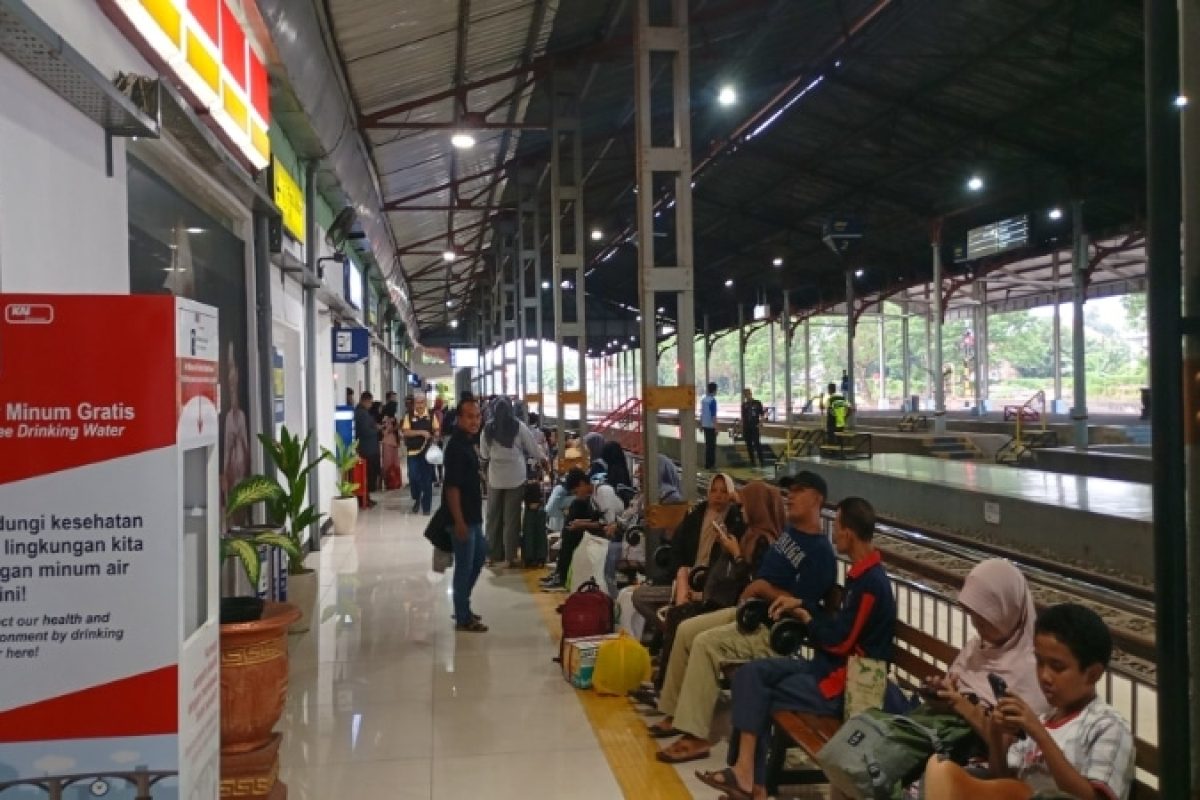 Suasana Stasiun Madiun dipadati penumpang pada Rabu (30/4/2025), menjelang libur Hari Buruh Internasional Suasana Stasiun Madiun dipadati penumpang pada Rabu (30/4/2025), menjelang libur Hari Buruh Internasional