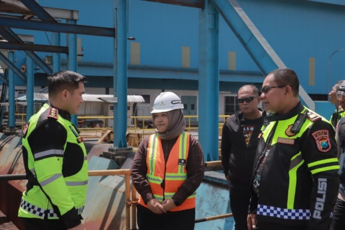 Kapolres Blitar AKBP Arif Fazlurrahman (kiri) berbincang dengan perwakilan manajemen Pabrik Gula RMI saat patroli bermotor dalam rangka memperingati Hari Buruh 2025, Kamis (1/5/2025).