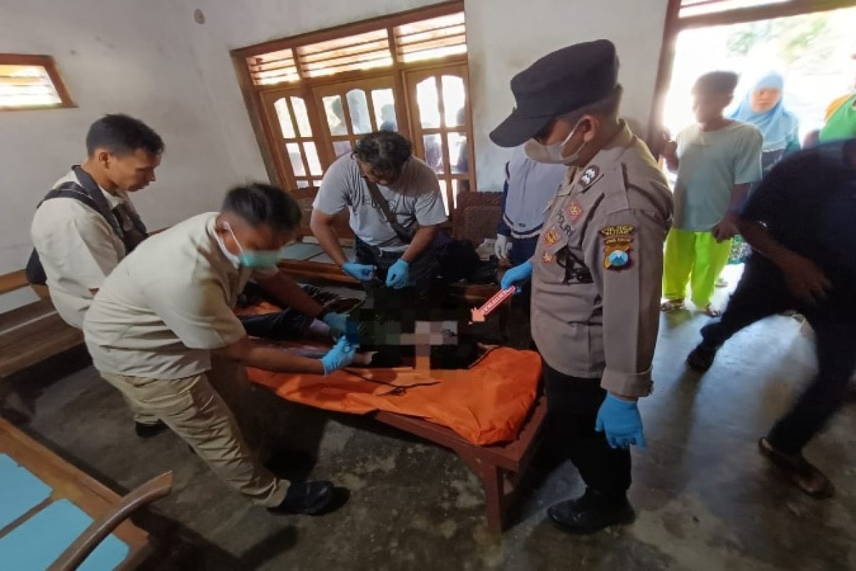 Petugas kepolisian bersama tim medis mengevakuasi jenazah pria berinisial B di rumah duka usai ditemukan meninggal di gubuk sawah wilayah Kanigoro, Blitar.