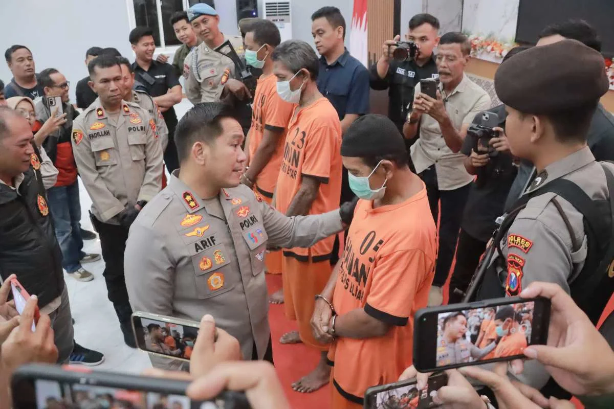 Caption: Kapolres Blitar AKBP Arif Fazlurrahman meminta keterangan dari salah satu tersangka yang dipamerkan dalam kegiatan Konferensi Pers di Mapolres setempat, Selasa ( 6/5/2025).