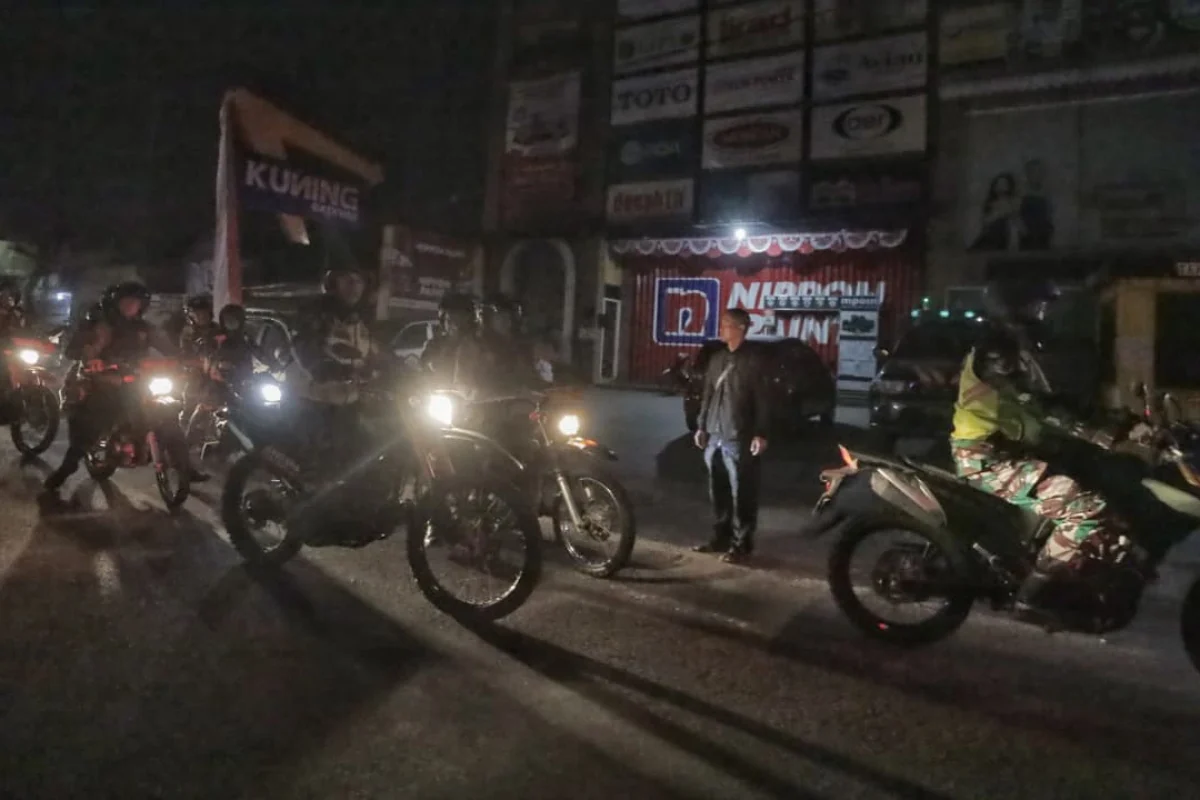 Aparat gabungan Polri, TNI, dan pam swakarsa menggelar patroli skala besar di wilayah Kabupaten Blitar pada Senin malam (1/9/2025) guna memastikan situasi tetap aman dan kondusif pasca aksi unjuk rasa.