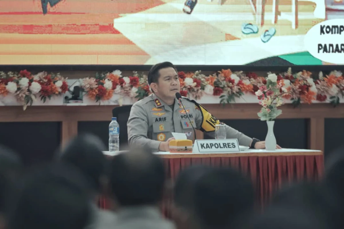 Kapolres Blitar AKBP Arif Fazlurrahman memberikan arahan kepada 156 Bhabinkamtibmas di Aula Tantya Sudhirajati, menegaskan pentingnya revitalisasi Poskamling sebagai pilar keamanan berbasis masyarakat.