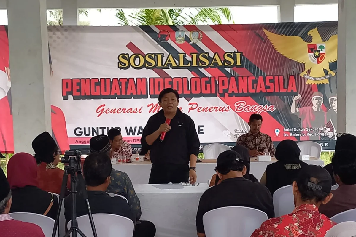 Anggota DPRD Provinsi Jawa Timur dari Fraksi PDI Perjuangan, Guntur Wahono, saat menyampaikan materi dalam kegiatan sosialisasi penguatan ideologi Pancasila di Balai Dukuh Sekargadung, Desa Balerejo, Kecamatan Panggungrejo, Kabupaten Blitar, Selasa (28/10/2025).