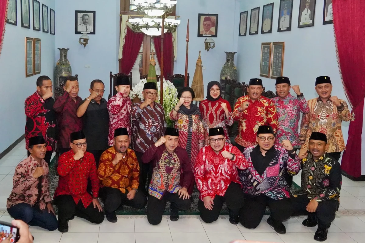 Ketua Umum PDI Perjuangan, Megawati Soekarnoputri, bersama jajaran kepala daerah dan wakil kepala daerah PDIP se-Jawa Timur usai pertemuan internal di Pendopo Kabupaten Blitar, Jumat (31/10/2025).