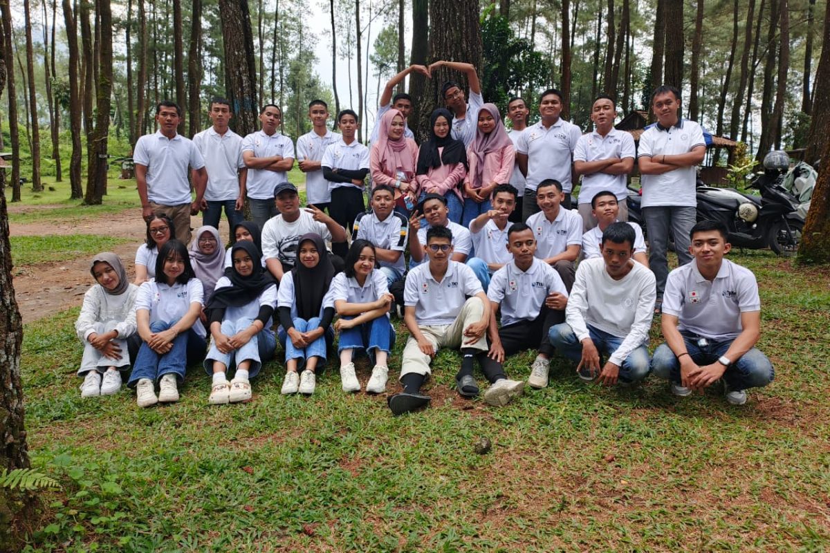 Program pelatihan kerja ke Jepang berfoto bersama di kawasan wisata hutan pinus. Program yang digagas Didik Budianto ini memberikan fasilitas pembiayaan penuh mulai pelatihan hingga keberangkatan.