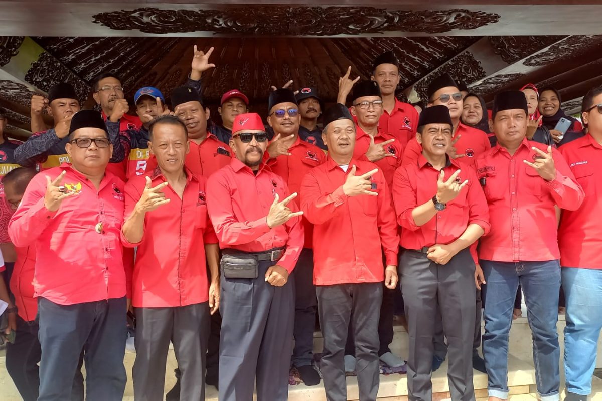 Jajaran Fraksi PDI Perjuangan DPRD Kota Blitar berfoto bersama sebagai bentuk penghormatan dan komitmen menjalankan tugas legislasi, pengawasan, dan pengabdian kepada masyarakat sepanjang 2025.