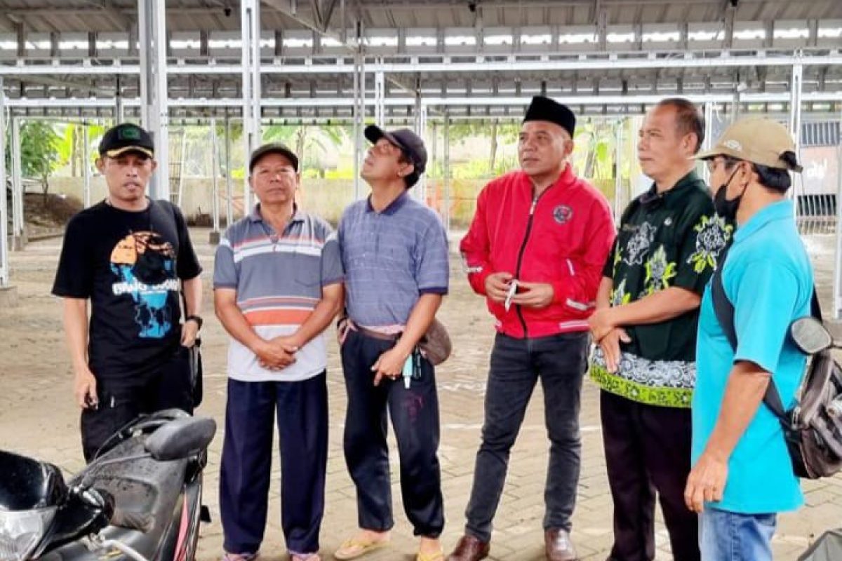 Anggota DPRD Kabupaten Blitar Budi Susila Jaya saat berdialog dengan warga meninjau lokasi relokasi eks Pasar Kesamben.