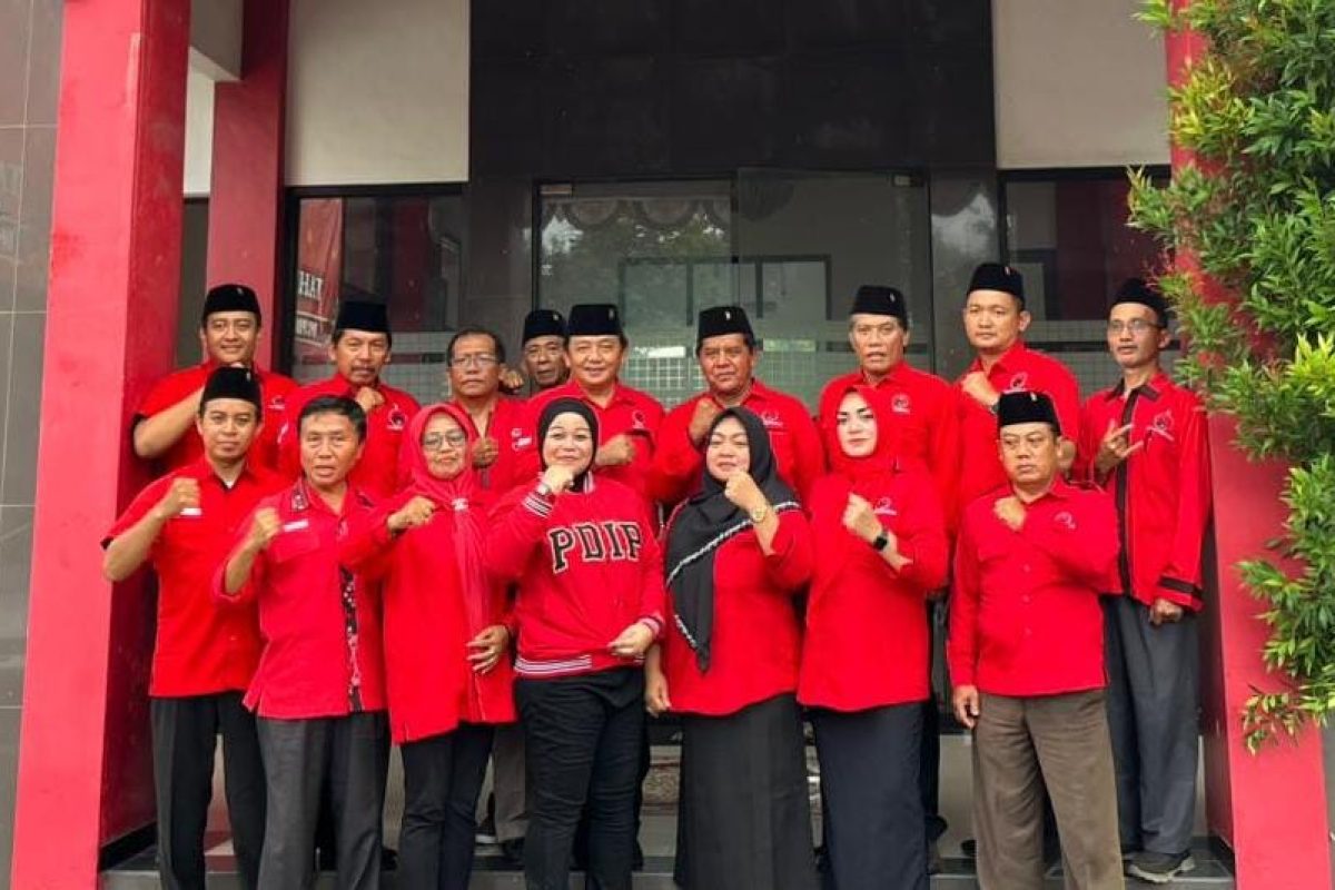 Anggota Fraksi PDI Perjuangan DPRD Kabupaten Blitar berfoto bersama usai kegiatan konsolidasi dan penguatan komitmen membangun daerah bersama rakyat.