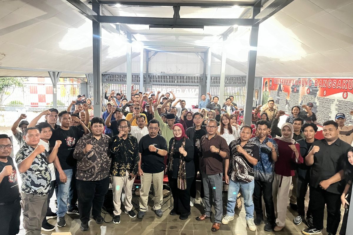 IMG-20260109-WA0124 Dokumentasi kegiatan anggota Fraksi PDIPDPRD Provinsi Jatim, Erma Susanti bersama kelompok tani hutan Banaran, Kruwuk, Nglegok, di istana gebang pada (1/10/2025).