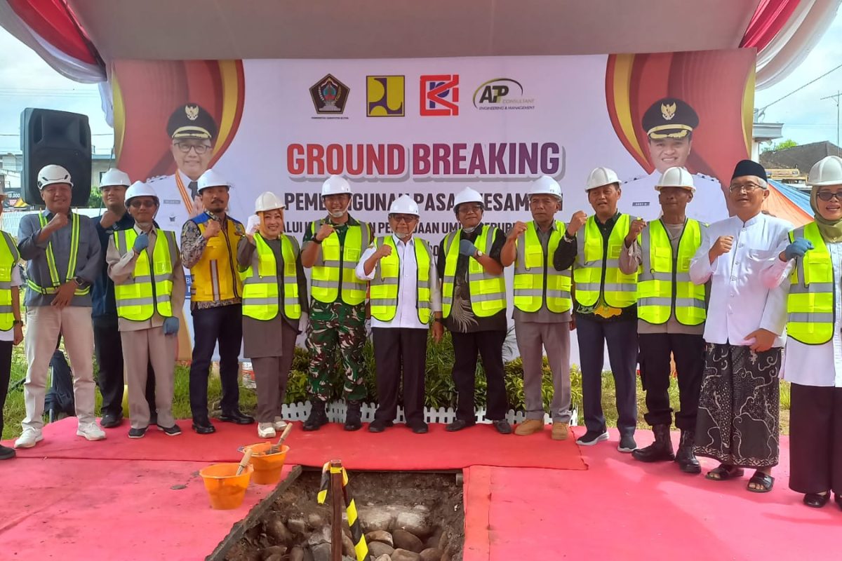 Pejabat daerah bersama unsur Forkopimda dan perwakilan Kementerian PUPR berfoto bersama usai prosesi ground breaking pembangunan kembali Pasar Kesamben, Kabupaten Blitar, Selasa (14/1/2026).