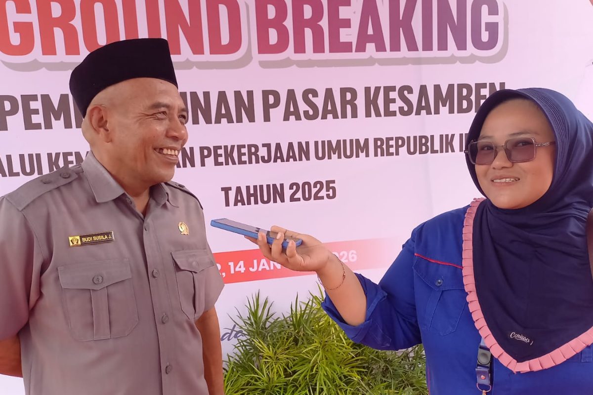 Anggota Komisi II DPRD Kabupaten Blitar, Budi Susila Jaya, memberikan keterangan kepada awak media usai kegiatan ground breaking pembangunan Pasar Kesamben, Rabu (14/1/2026).