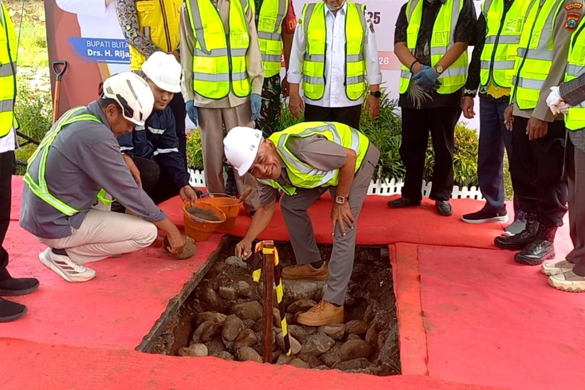 Prosesi ground breaking pembangunan Pasar Kesamben sebagai simbol dimulainya pembangunan pasar rakyat berkonsep modern dengan tetap mengedepankan nilai-nilai lokal, Rabu (14/1/2026).