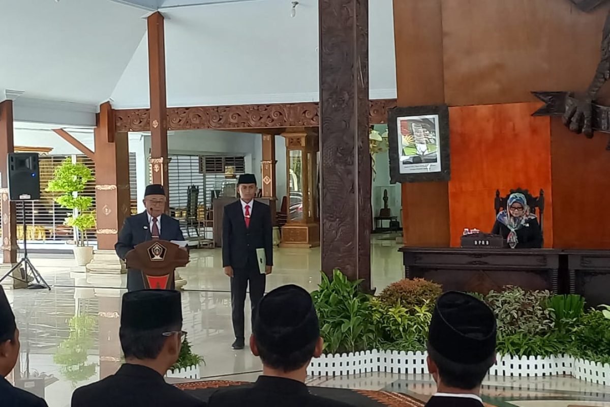 Bupati Blitar Rijanto menyampaikan arahan saat pelantikan dan pengambilan sumpah 26 pejabat struktural di Pendopo Ronggo Hadinegoro (RHN), Kota Blitar, Rabu (14/1/2026).