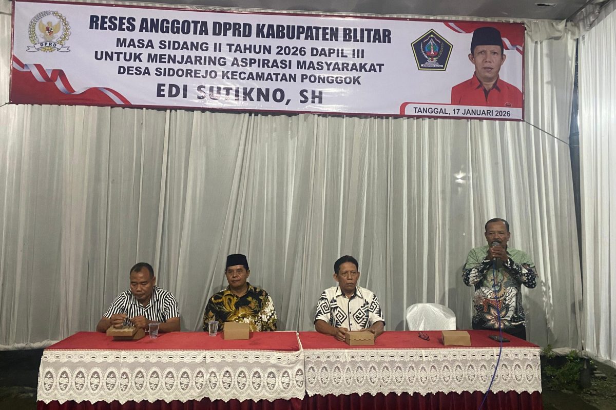 Anggota DPRD Kabupaten Blitar, Edi Sutikno, berdialog dengan warga saat kegiatan reses di Desa Sidorejo, Kecamatan Ponggok, membahas aspirasi pembangunan infrastruktur, mulai dari perbaikan jalan desa hingga irigasi, Minggu (17/1/2026).