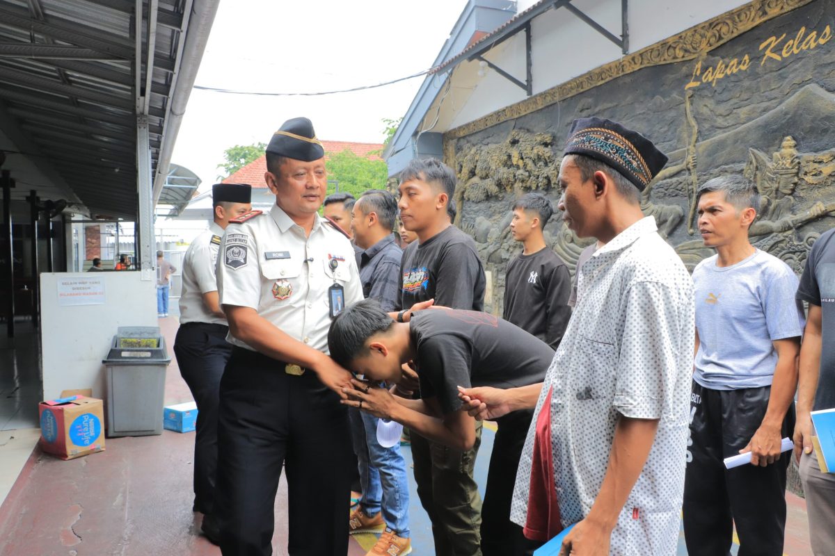 Momen haru pelepasan 16 warga binaan Lapas Blitar yang resmi bebas melalui program integrasi, disambut langsung oleh Kalapas Romi Novitrion.