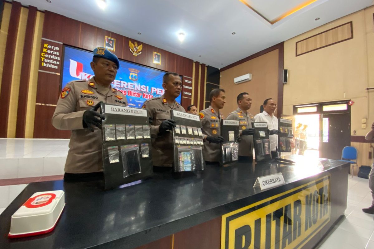 Petugas kepolisian menunjukkan barang bukti narkoba saat rilis pengungkapan lima kasus peredaran narkoba di Polres Blitar Kota.