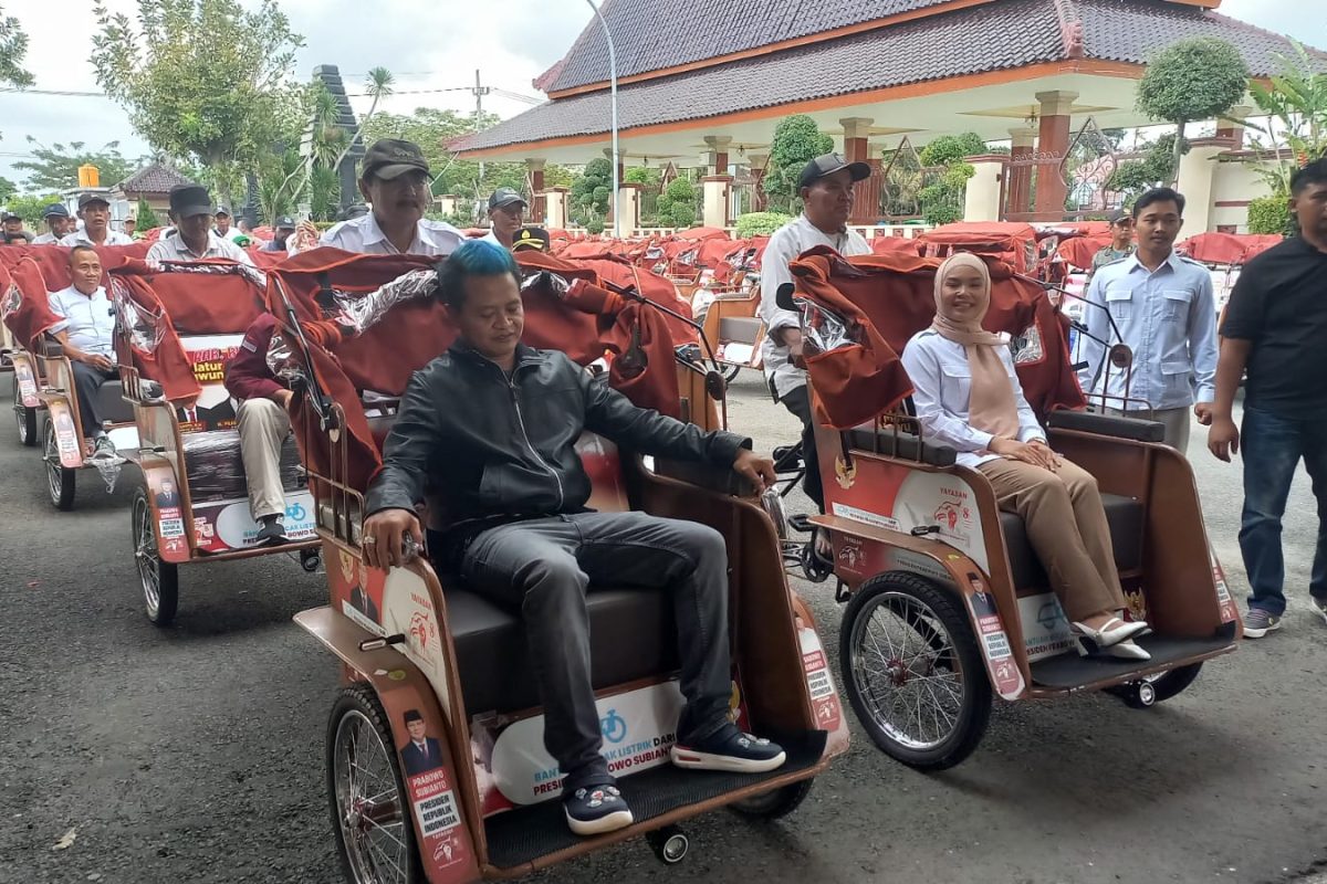 Sebanyak 200 tukang becak di Kabupaten Blitar menerima bantuan becak listrik, program inisiatif Presiden Prabowo Subianto untuk meringankan pekerjaan pengemudi becak, khususnya yang sudah berusia lanjut.