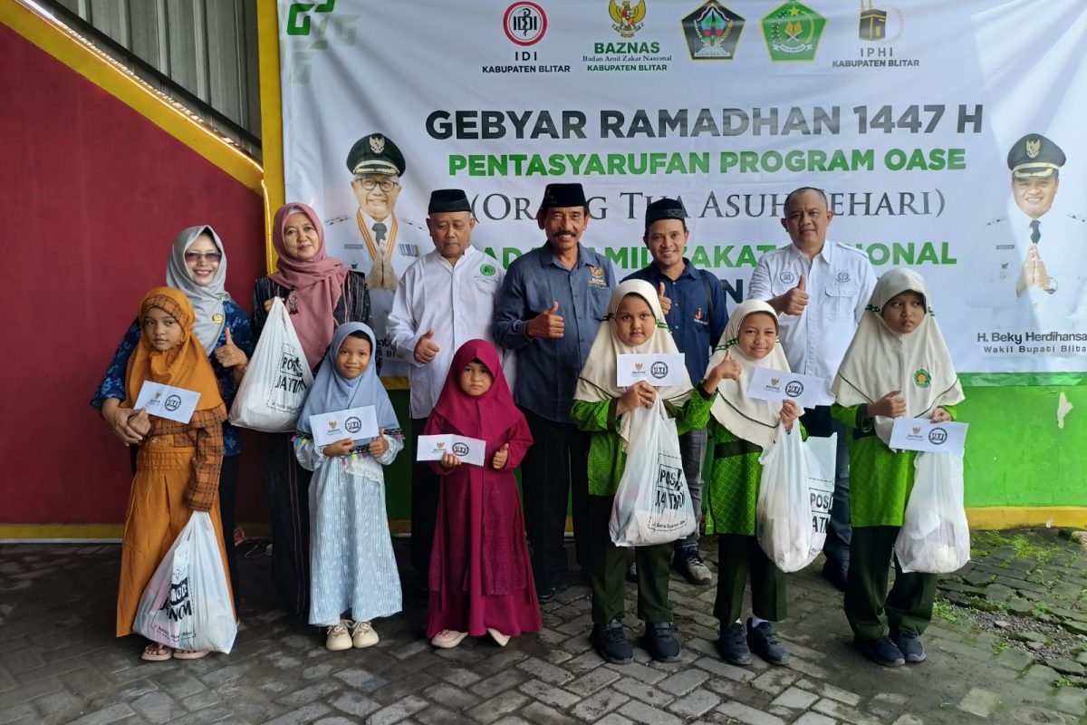 Anak-anak yatim menerima santunan dalam kegiatan Gebyar Ramadhan 1447 H yang digelar IJTI Blitar Raya bersama BAZNAS Kabupaten Blitar, Pemkab Blitar, dan PT Rejoso Manis Indo (RMI), Rabu (11/3/2026).