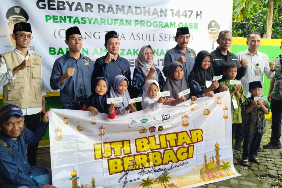 Anak-anak yatim piatu menunjukkan kartu bantuan saat kegiatan IJTI Blitar Berbagi Kebahagiaan yang digelar IJTI Blitar Raya bersama BAZNAS Kabupaten Blitar dalam rangka Gebyar Ramadhan 1447 H, Rabu (11/3/2026).