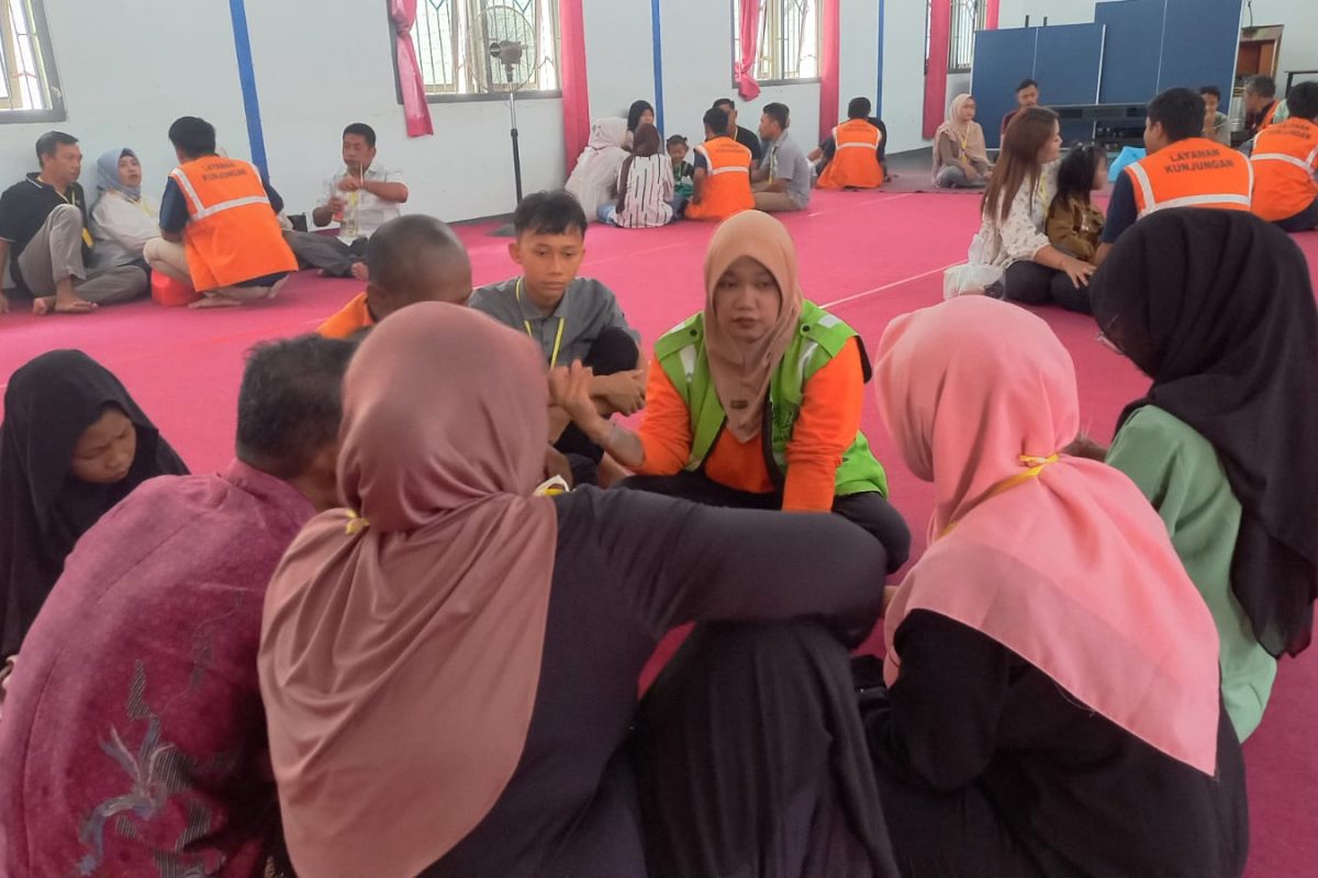 Momen haru kunjungan Lebaran di Lapas Kelas IIB Blitar, Minggu (22/3/2026).