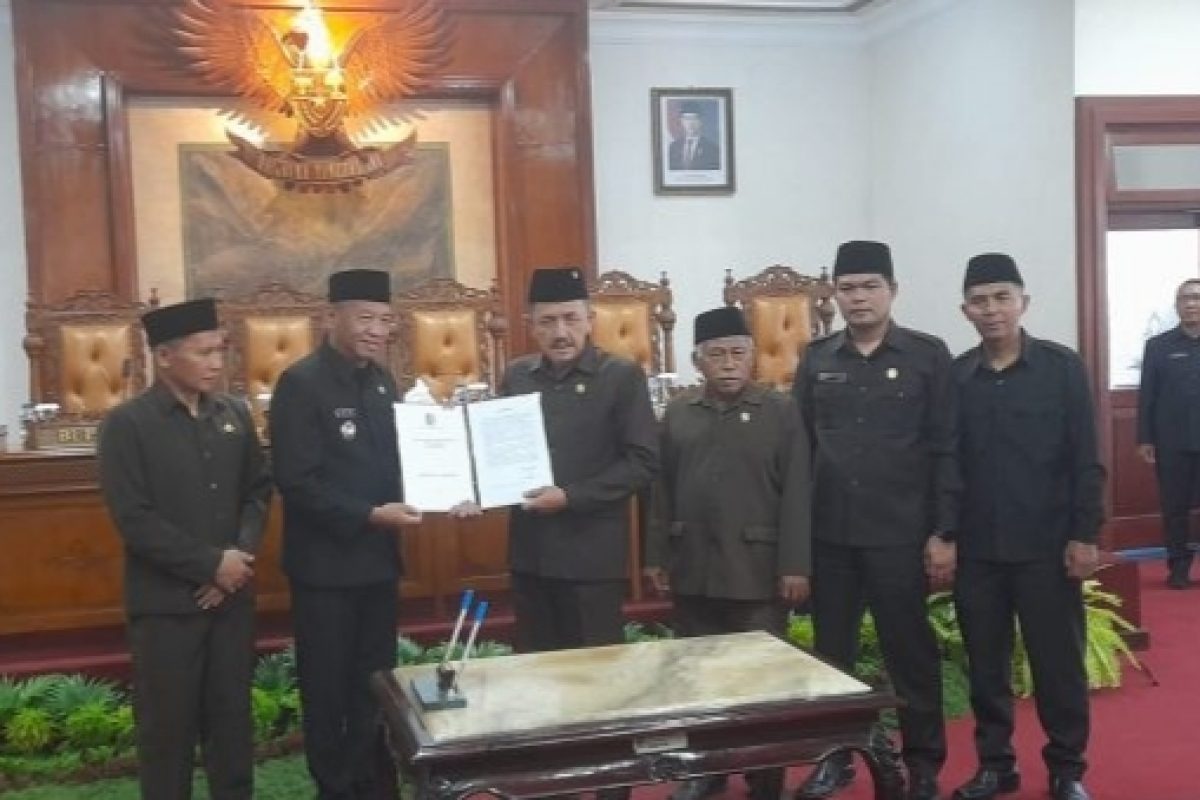 Ketua DPRD Tulungagung Marsono menerima dokumen LKPJ Tahun Anggaran 2025 dari Bupati Gatut Sunu Wibowo dalam rapat paripurna di DPRD Tulungagung, Jumat (27/3/2026).