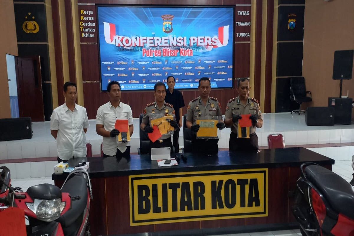 Polres Blitar Kota merilis dua tersangka curanmor lintas Blitar–Kediri beserta barang bukti hasil kejahatan, Kamis (23/4/2026).