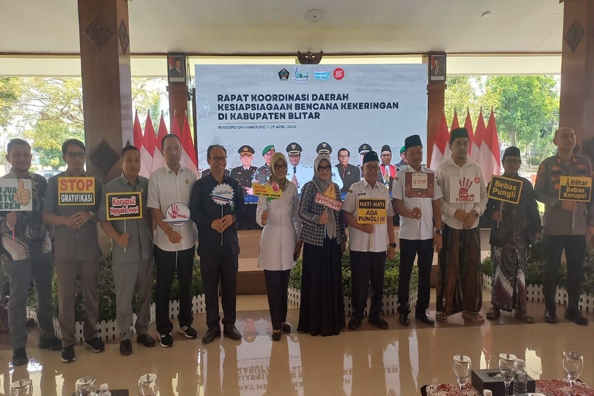 Foto bersama usai kegiatan penandatanganan komitmen bersama kesiapsiagaan penanganan kekeringan di Pendopo Kanigoro, Kabupaten Blitar, Rabu (29/4/2026).
