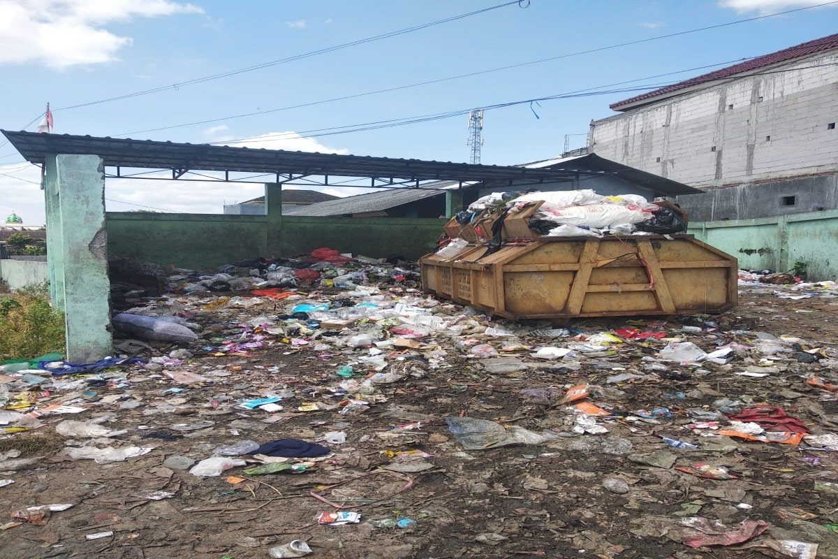 Tumpukan sampah di Mangunsari, Tulungagung dikeluhkan warga karena belum tertangani.