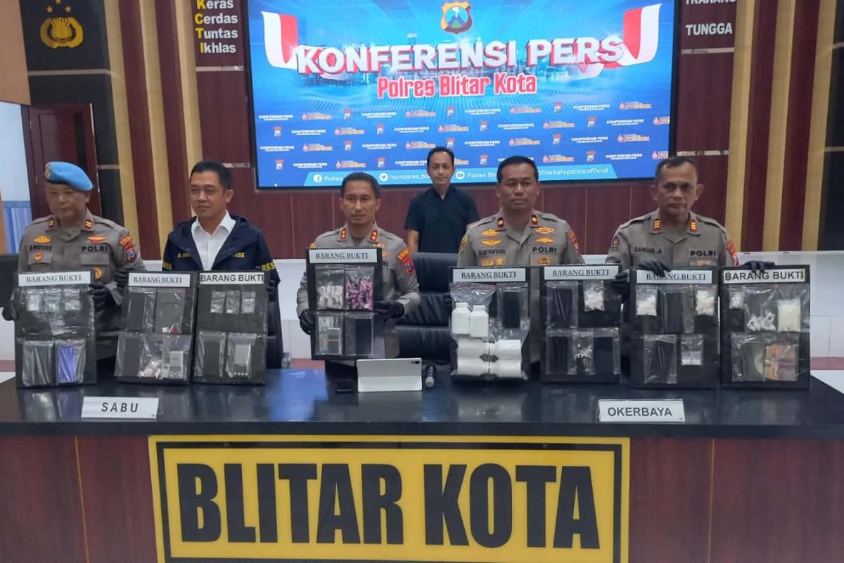 IMG-20260518-WA0000 Kapolres AKBP Kalfaris Triwijaya Lalo menunjukkan barang bukti hasil pengungkapan kasus narkotika dan obat keras berbahaya (okerbaya) selama April 2026.
