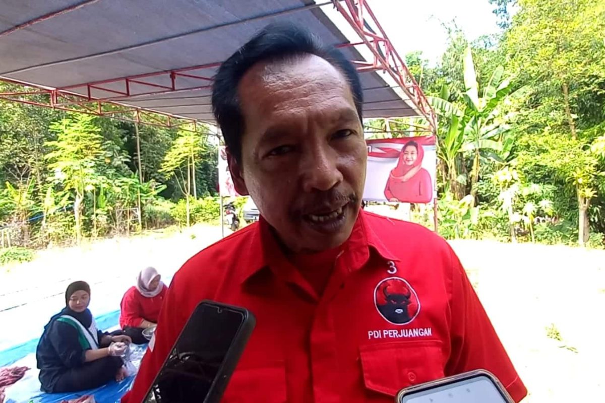 IMG-20260527-WA0003 Endik Susilo saat memberikan keterangan kepada awak media usai kegiatan kurban di Kabupaten Blitar.