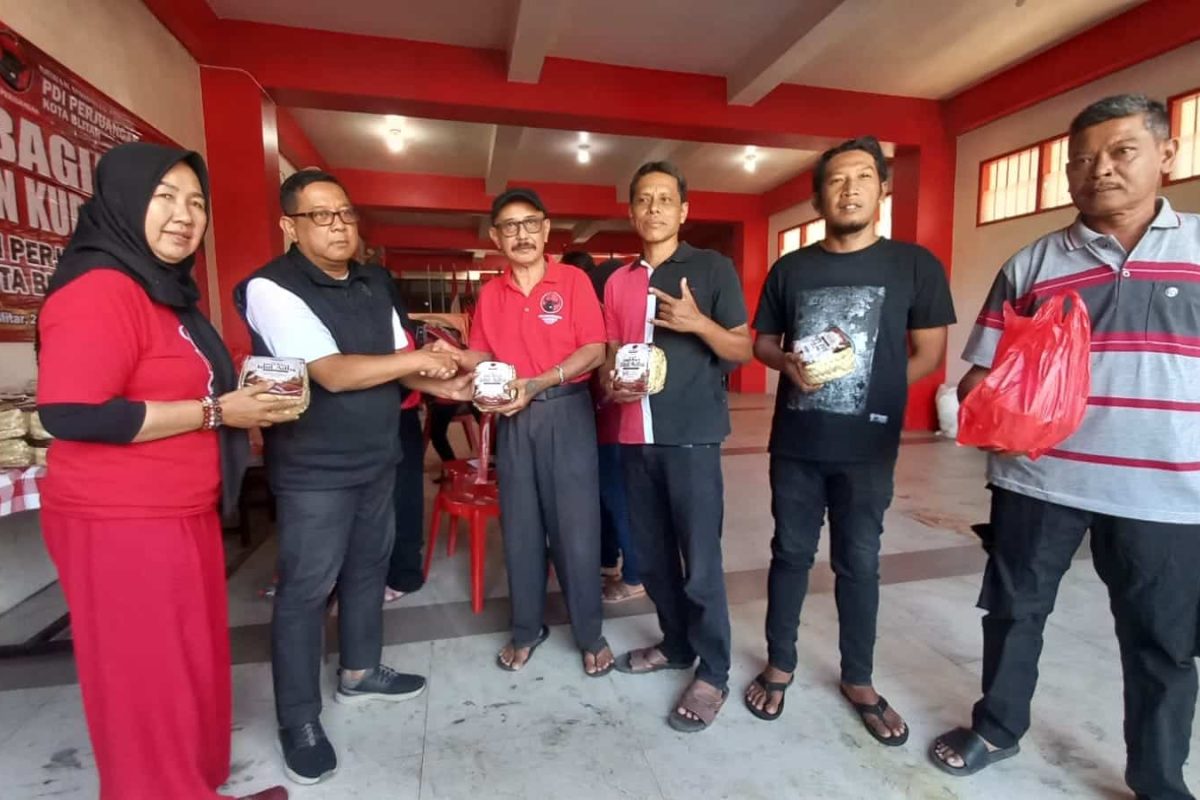 PDI Perjuangan Kota Blitar menyalurkan hewan kurban bantuan dari DPD PDIP Jawa Timur kepada masyarakat di wilayah Sukorejo.