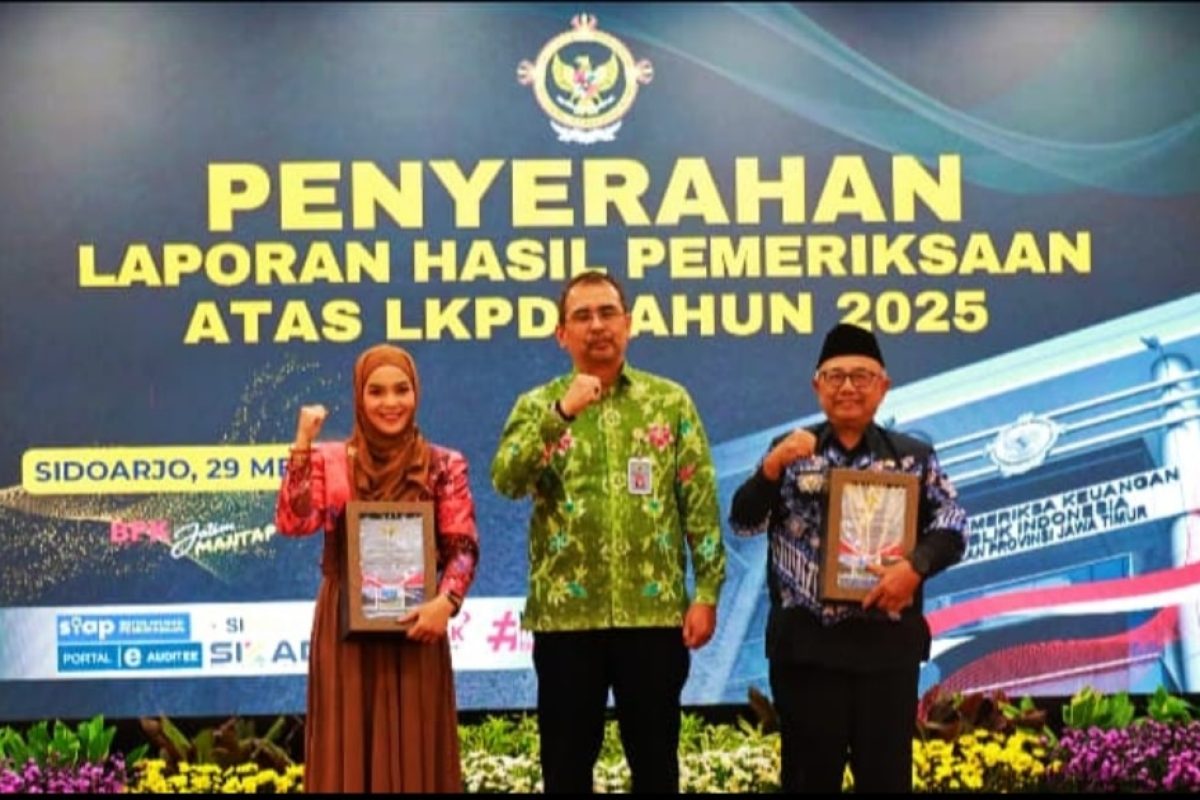 Bupati Blitar menerima penghargaan Opini WTP dari BPK RI atas LKPD Tahun Anggaran 2025. Raihan ini menjadi yang ke-10 kalinya secara berturut-turut diraih Kabupaten Blitar.