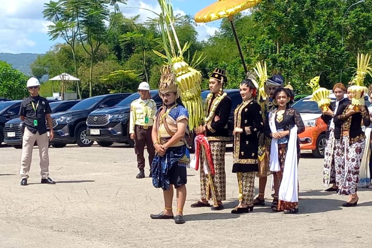 Prosesi Temanten Tebu digelar sebagai penanda dimulainya musim giling 2026 di PT Rejoso Manis Indo (RMI) Blitar, Sabtu (30/5/2026).