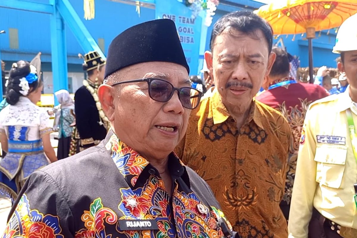 Bupati Blitar Rijanto memberikan keterangan kepada awak media usai menghadiri tradisi Temanten Tebu PT Rejoso Manis Indo (RMI) di Desa Rejoso, Kecamatan Binangun, Sabtu (30/5/2026).