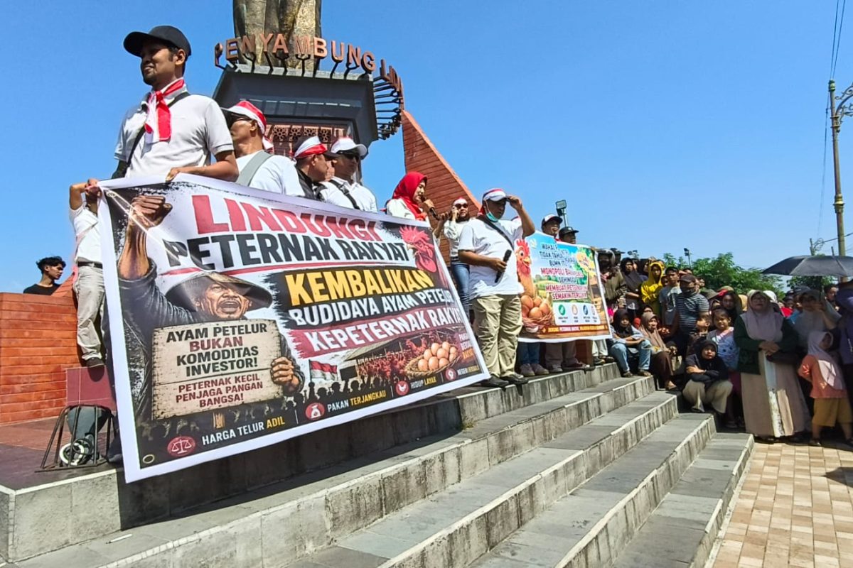 IMG-20260601-WA0001 Ratusan peternak rakyat menyampaikan aspirasi terkait harga telur dan keberlangsungan usaha peternakan di depan Kantor Kabupaten Blitar, Kanigoro, Senin (1/6/2026).