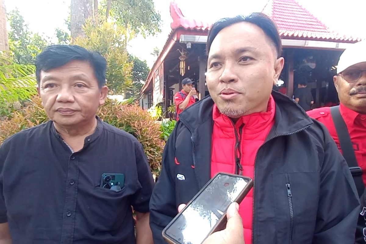 IMG-20260621-WA0000(1) Guntur Wahono dan Doni Anggun memberikan keterangan kepada awak media usai ziarah kebangsaan di Makam Bung Karno, Kota Blitar, Sabtu (20/6/2026).