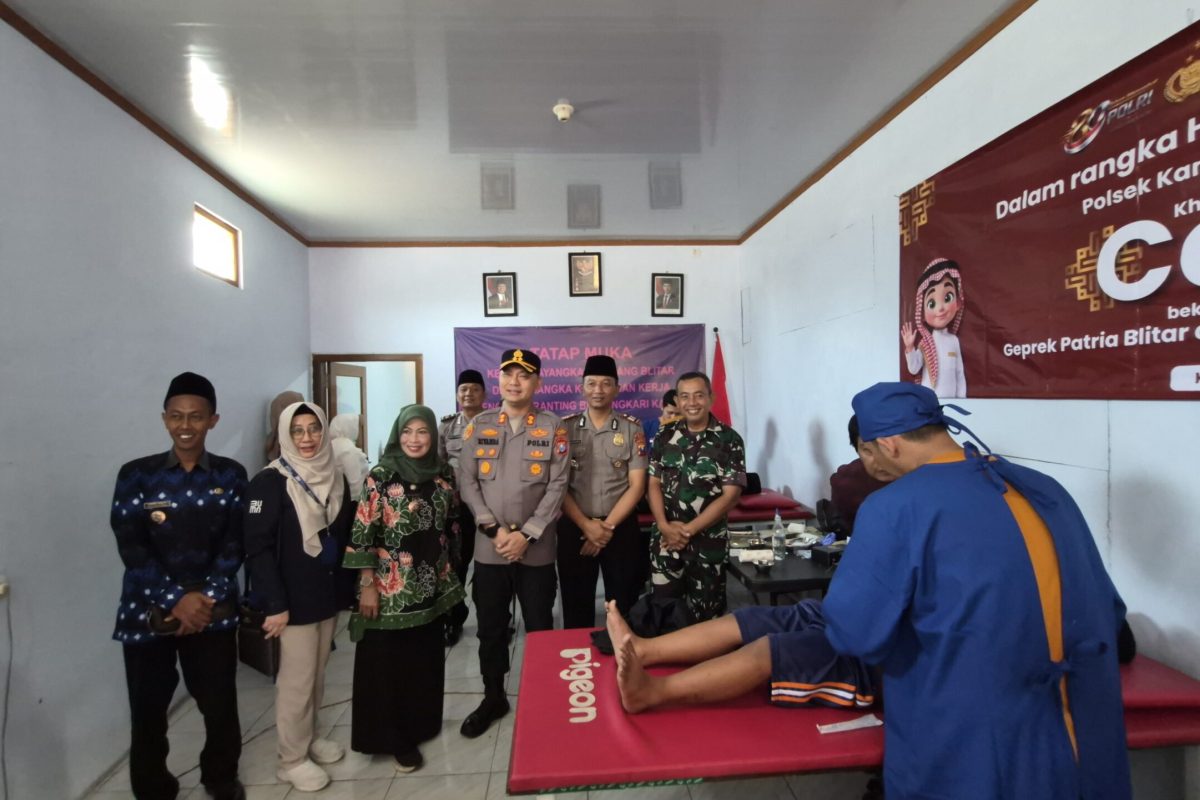 Kapolres Blitar bersama jajaran dan tamu undangan meninjau pelaksanaan khitanan massal dalam rangka HUT Bhayangkara ke-80 di Mapolsek Kanigoro, Kamis (2/7/2026).
