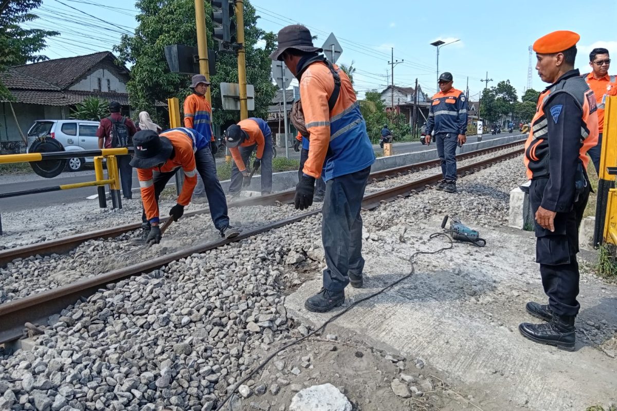 IMG-20260705-WA0000 Suasana penutupan perlintasan sebidang liar oleh KAI Daop 7 Madiun di Kabupaten Blitar.