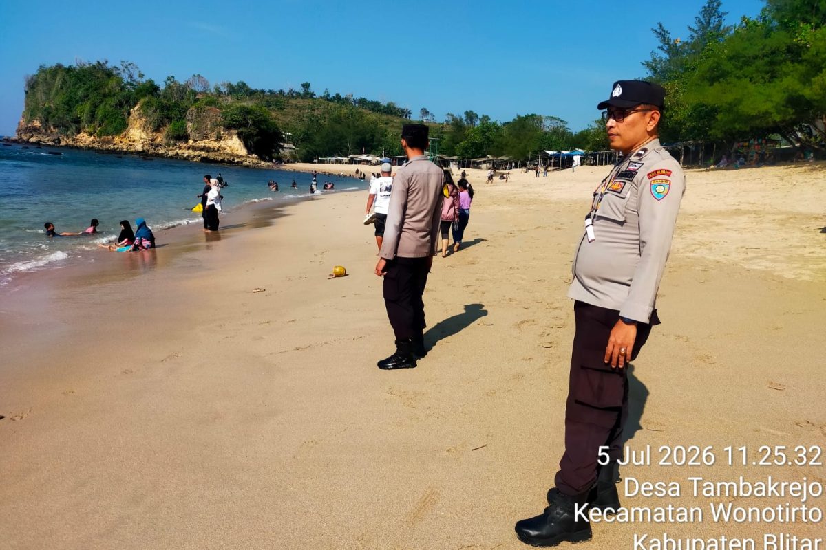 IMG-20260705-WA0004 Personel Polsek Wonotirto melaksanakan patroli di kawasan wisata Pantai Tambak.