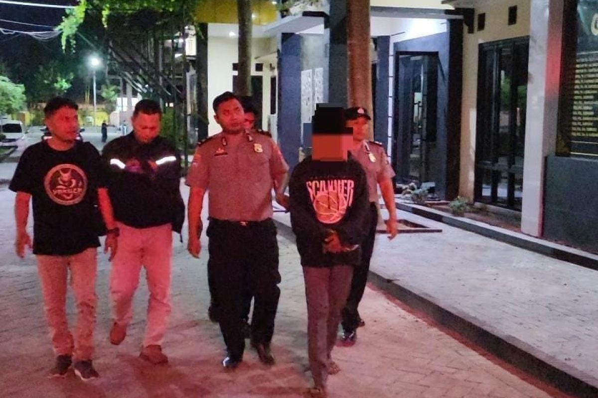 IMG-20260708-WA0017(1) Satreskrim Polres Kediri mengamankan terduga pelaku dugaan pencabulan terhadap anak di bawah umur untuk proses penyelidikan.