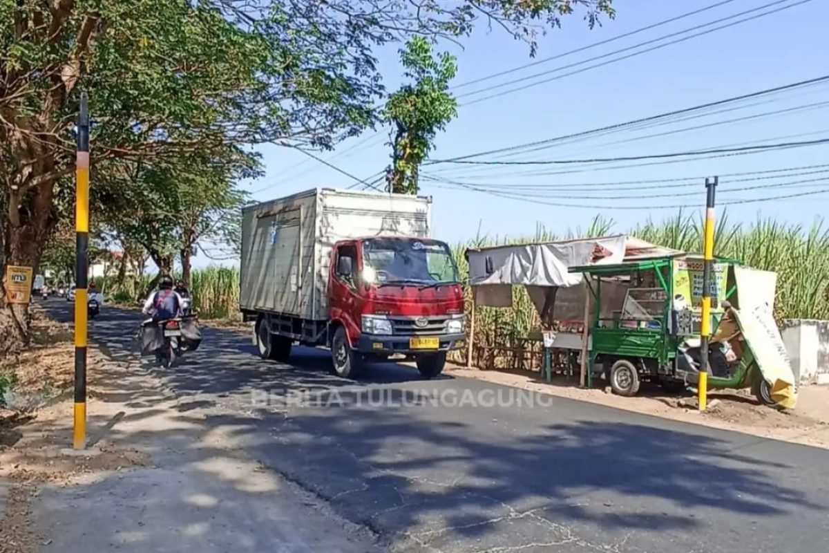 Jalur Polsek Kalangbret menuju wilayah selatan mulai dipasang portal untuk membatasi kendaraan bertonase besar.
