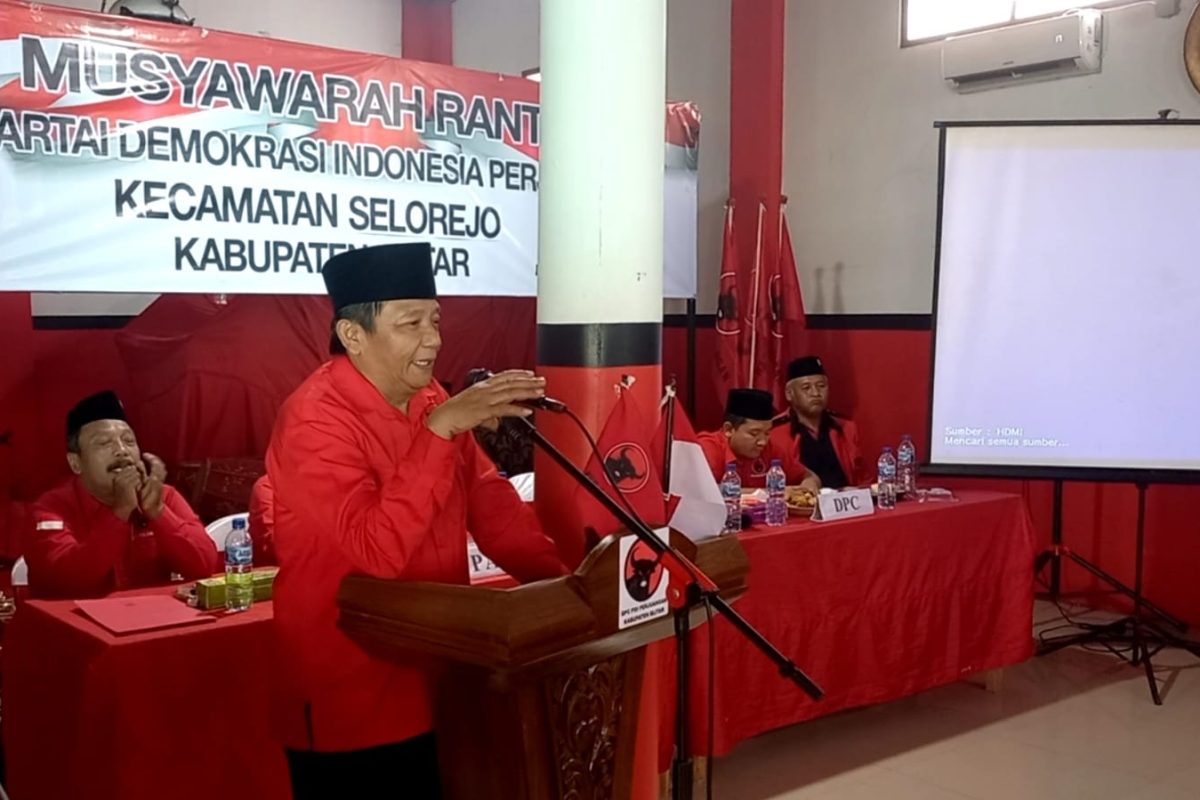 Ketua DPC PDI Perjuangan Kabupaten Blitar, Guntur Wahono, menyampaikan arahan kepada para kader saat Musyawarah Ranting (Musting) perdana PDI Perjuangan di Kecamatan Selorejo, Kabupaten Blitar, Sabtu (11/7/2026).